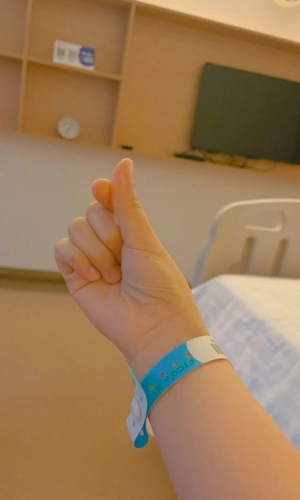 Patient wearing a wristband for display 1